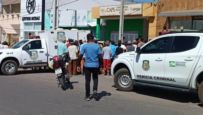 Imagem 1 -  Mulher é assassinada e tem corpo parcialmente carbonizado dentro do CAPS de Apodi. O crime aconteceu por volta das 4h desta terça-feira (10). A vítima, identificada como Maria Dorineide Oliveira de Carvalho, era paciente do local. De acordo com informações do delegado Tiago Biscoli de Pizzol, sabe-se até o momento que a mulher foi golpeada a pedradas, no rosto, mas ainda não é possível definir se esta teria sido a causa do morte ou se ela ainda estava viva quando o suspeito ateou fogo em seu corpo. Um homem identificado como Antônio Flávio Costa Oliveira foi preso e teria confessado o crime, mas ele ainda não foi ouvido formalmente pelo delegado. 