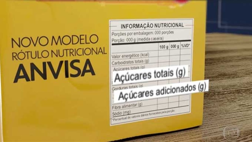 Imagem 1 -  A exigência para que as indústrias coloquem na frente das embalagens e de forma bem visível a informação sobre quantidades elevadas de açúcar, gordura ou sódio serve para dar ao consumidor a chance de perceber quando o produto pode fazer mal à saúde e fazer a escolha que achar adequada. Os pequenos produtores têm até outubro de 2024 para se adequar às normas. Já quem produz bebidas em embalagens retornáveis tem um prazo maior: até outubro de 2025. A nova medida vale pra bebidas e alimentos fabricados a partir de outubro do ano passado. No entanto, poucos produtos nas prateleiras estão atualizados.