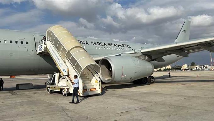 Imagem 1 -  Segundo o Ministério das Relações Exteriores (MRE), a aeronave KC-30, com 211 passageiros, levantou voo às 20h12 no horário local (14h12 no horário de Brasília).  O avião fará um voo direto, sem escalas, e deve pousar em Brasília às 4h desta quarta (11). A lista de passageiros não foi divulgada por razões de segurança.  Segundo o Itamaraty, estão previstos mais cinco voos até o próximo domingo (15).