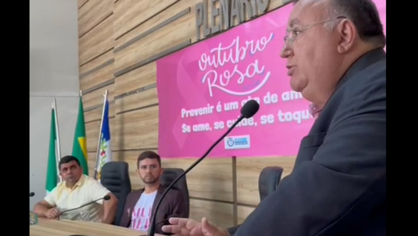 Imagem 1 -  O deputado Estadual Bernardo Amorim estava fazendo referência ao vereador Thiago Freitas de Carvalho, presidente da Câmara Municipal de Serra do Mel, que pleiteou e ele atendeu, emenda de 100 mil para diagnóstico precoce de câncer de mama nas mulheres do município. Segundo ele, o vereador tem ido muito além de suas funções, de fiscalizar atos do executivo e aprovar leis, quando pleiteia e consegue meios para qualificação mão de obra, para melhorar o acesso, para fortalecer a educação, a saúde e segurança. Bernardo, que é médico, estava discursando na sessão dentro da Programação do Outubro Rosa, da Serra do Mel.