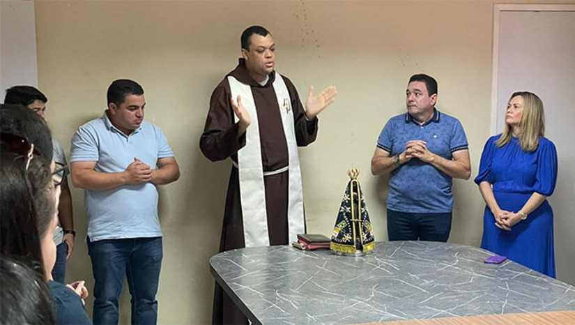 Imagem 1 -  O administrador paroquial Frei Josias Neto conduziu a cerimônia, proferindo palavras de inspiração e destacando a significativa presença da padroeira na vida dos cidadãos locais. Sua mensagem enfatizou a importância de valores como solidariedade, compaixão e esperança, que Nossa Senhora Aparecida simboliza para tantas pessoas. Esse evento simboliza a união entre a fé e a esfera pública, ressaltando o papel significativo da religião na cultura e na vida cotidiana da cidade.