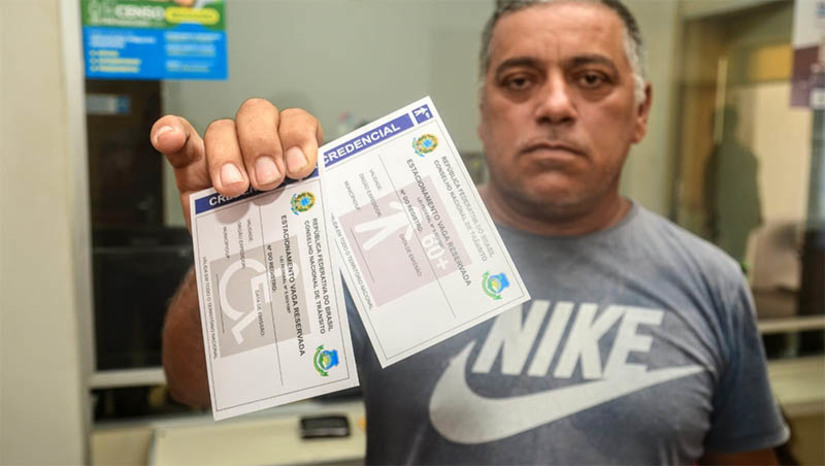 Imagem 1 -  Cartões do Idoso e do Deficiente podem ser solicitados digitalmente; mais de mil já foram emitidos em 2023. A solicitação do documento pode ser realizada por meio do site da Prefeitura de Mossoró, na aba “Mossoró Digital”. Os cartões são destinados às pessoas com mais de 60 anos ou com deficiência, visando o acesso a benefícios de estacionamento. O objetivo é buscar sempre a promoção da inclusão e da igualdade. Os beneficiários que desejarem solicitar o cartão também têm a opção de procurar a sede da Secretaria de Segurança, Defesa Civil e Trânsito (Sesdem), ao lado da igreja de São João, no bairro Doze Anos.