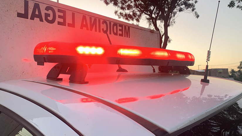 Imagem 1 -  A vítima, identificada como Alcimar Alves Marreiro, de 48 anos, era usuária de drogas, bastante conhecida na região. Ele tinha um dos braços paralisados devido a um choque durante um roubo a transformador de energia, cometido há uns anos. O crime foi registrado no final da tarde desta quarta-feira (11), ao lado do Colégio das Irmãs das Barrocas. A DHPP vai investigar o caso.