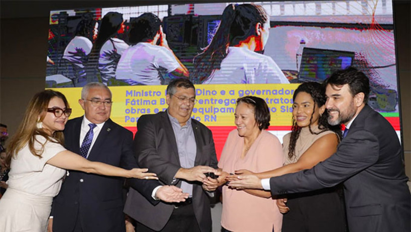 Imagem 1 -  Estes R$ 74 milhões fazem parte dos R$ 100 milhões que haviam sido anunciados pelo Governo Federal em março passado para investimentos em segurança pública do RN. Deste valor, R$ 15 milhões para construir unidade de 408 vagas de baixa complexidade em Alcaçuz. O Centro de Detenção do Potengi receberá R$ 6 milhões para ampliar suas instalações. Também foram destinados R$ 5,9 milhões para o programa Escola Segura e R$ 2,5 milhões para a nova etapa da Academia da Polícia Penal do RN. Também foram destinados R$ 5 milhões para reforçar o trabalho da Polícia Militar. Deste valor, tem uma parte que foi destinada pelo senador Styvenson Valentin. Também foi formalizado a doação de 50 pistolas e 22 submetralhadoras da PRF a Polícia Penal do RN.