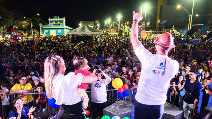 Imagem 1 -  O prefeito de Mossoró, Allyson Bezerra, destacou a importância do evento. “É um dia ímpar para Mossoró, onde a Prefeitura realiza um grande evento para as crianças da nossa cidade e zona rural, ofertando uma programação bastante diversificada para todas as crianças. Hoje certamente foi um dia marcante na vida de tantas crianças que vieram ao evento com seus familiares e amigos e também para nós que pudemos realizar essa grande festa", disse ele.