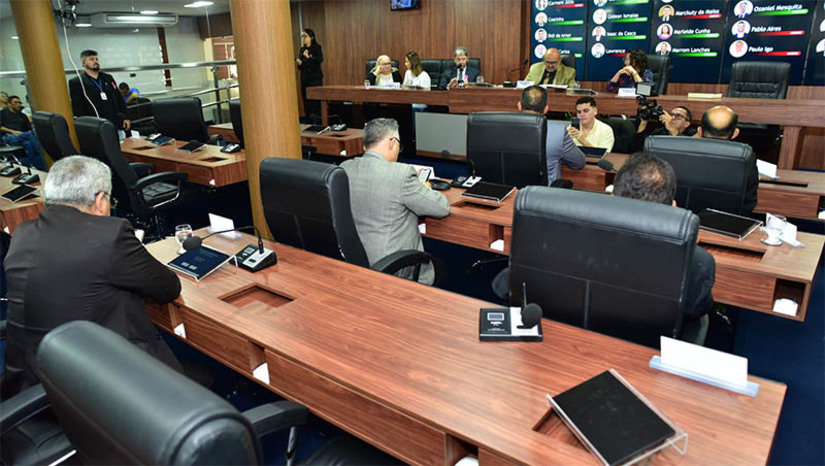 Imagem 1 -  Com emendas totalizadas, texto da LOA é enviado para análise da Comissão de Orçamento da CMM. A Câmara de Mossoró avançou na análise do Orçamento da Prefeitura para 2024. Ao todo, os vereadores e vereadoras apresentaram 365 emendas à proposta de Lei Orçamentária Anual (LOA). Desse total, 321 são impositivas (de execução obrigatória). A COFC tem até o próximo dia 27 para emitir parecer ao projeto (de Lei do Executivo nº 68/2023) e, até 30 deste mês, para publicar esse parecer em página institucional.