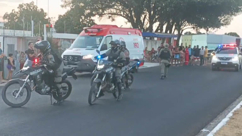Imagem 1 -  Criança de 6 anos está em estado grave no HRTM, após se afogar no clube da Caixa. O caso aconteceu na tarde desta quinta-feira (12). A criança, que estava no local acompanhada dos pais, teria caído em uma das piscinas e batido a cabeça. Ela foi retirada da água por populares e recebeu os primeiros socorros ainda no clube, através de uma equipe de socorristas do Samu e do Corpo de Bombeiros. Foi estabilizado e levado às pressas para o HRTM, onde segue internado. O estado de saúde do menino é considerado gravíssimo.
