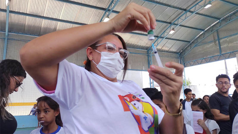 Imagem 1 - RN aplicou mais de 40 mil doses de vacinas na abertura da Campanha de Multivacinação no estado. As doses foram aplicadas no dia Dia D, realizado no sábado, 7 de outubro, em todo o estado. A campanha nacional, coordenada no RN pela Secretaria de Estado da Saúde Pública (Sesap) em parceria com os municípios, é vital para evitar o retorno de doenças já erradicadas e controlar outras doenças, em especial entre as crianças e jovens até 15 anos. O município que liderou o número de vacinas aplicadas no Dia D, em valores absolutos, foi Ceará-Mirim. Fecharam o pódio as cidades de Parnamirim e Assu, seguidas de Caicó, São Gonçalo do Amarante, Natal, Nova Cruz, Macaíba, Canguaretama e Extremoz. Imagem 1 - RN aplicou mais de 40 mil doses de vacinas na abertura da Campanha de Multivacinação no estado. As doses foram aplicadas no dia Dia D, realizado no sábado, 7 de outubro, em todo o estado. A campanha nacional, coordenada no RN pela Secretaria de Estado da Saúde Pública (Sesap) em parceria com os municípios, é vital para evitar o retorno de doenças já erradicadas e controlar outras doenças, em especial entre as crianças e jovens até 15 anos. O município que liderou o número de vacinas aplicadas no Dia D, em valores absolutos, foi Ceará-Mirim. Fecharam o pódio as cidades de Parnamirim e Assu, seguidas de Caicó, São Gonçalo do Amarante, Natal, Nova Cruz, Macaíba, Canguaretama e Extremoz.