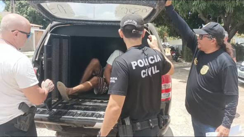 Imagem 1 - Polícia prende homem com mandado de prisão por homicídio cometido em 2004 em Tibau. A prisão de Francisco Suelho Barreto Bezerra aconteceu nesta sexta-feira (13), em Mossoró. Ele é acusado de ter matado, a pauladas, no ano de 2004, Assis Pereira da Silva, em Tibau, durante uma bebedeira. De acordo com a investigação, ficou constatado que Suelho matou a vítima e depois ligou para Polícia Militar, informando que a encontrou morta. No entanto, ele caiu em contradição durante seu depoimento e chegou a ser preso em flagrante, mas acabou sendo liberado posteriormente. Imagem 1 - Polícia prende homem com mandado de prisão por homicídio cometido em 2004 em Tibau. A prisão de Francisco Suelho Barreto Bezerra aconteceu nesta sexta-feira (13), em Mossoró. Ele é acusado de ter matado, a pauladas, no ano de 2004, Assis Pereira da Silva, em Tibau, durante uma bebedeira. De acordo com a investigação, ficou constatado que Suelho matou a vítima e depois ligou para Polícia Militar, informando que a encontrou morta. No entanto, ele caiu em contradição durante seu depoimento e chegou a ser preso em flagrante, mas acabou sendo liberado posteriormente.