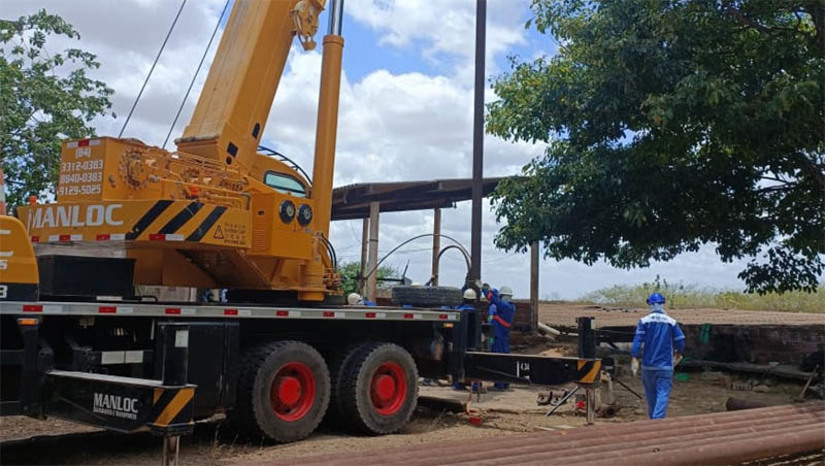 Imagem 1 -  Cumprindo contrato de concessão com o município, Caern investe R$ 175 mil em manutenção de poço na Maisa. Além das ações que já estão em andamento, como investimento em tratamento de água e dispositivos eletrônicos necessários para o funcionamento do poço, retirada de vazamentos de rede, educação ambiental, também realizou com celeridade a manutenção do poço da comunidade. A Companhia providenciou a substituição do conjunto motobomba que apresentou defeito na comunidade rural Maisa, em Mossoró. O novo equipamento representou um investimento de R$ 175 mil, feito com recursos próprios da companhia. O poço fica localizado na Vila Maisa e atende também a localidade Poço Dez.