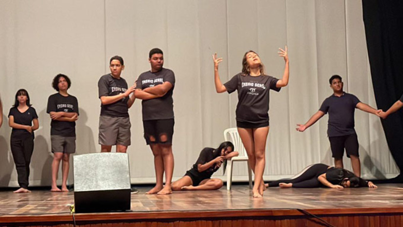 Imagem 1 -  O Festuern 2023 será aberto na segunda-feira, às 8h, no Teatro Municipal Dix-Huit Rosado, com a presença das principais autoridades de Mossoró e municípios vizinhos. Ao todo, Participam do maior festival de teatro do RN neste ano 25 escolas públicas de Mossoró, São Gonçalo do Amarante, Porto do Mangue, Alto do Rodrigues, Parnamirim, Pendências, Guamaré, São Paulo do Potengi, Porto do Mangue, Caicó e Apodi. Cada escola recebeu um auxílio de R$ 2.000 para apoio na produção do respectivo espetáculo. Na reportagem, os horários das apresentações.