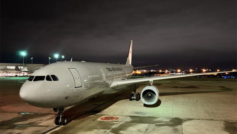 Imagem 1 - O quinto voo da operação Voltando em Paz, do Governo Federal, pousou no Aeroporto Internacional Tom Jobim (Galeão), no Rio de Janeiro, no início da madrugada deste domingo, dia 15 de outubro, às 1h45. A aeronave KC-30 da Força Aérea Brasileira (FAB) retirou mais 215 brasileiros da zona de conflito no Oriente Médio — entre os quais nove bebês de colo. Nesta primeira fase da operação já são 916 pessoas resgatadas. De acordo com a lista, pelo menos outros 1.500 brasileiros pediram ajuda para sair de Israel. A aeronave deixou Tel Aviv, em Israel, neste sábado (14), às 11h55 (horário de Brasília - 17h55 no horário local). Com os passageiros, viajaram 16 animais de estimação, sete pets embarcados na cabine de passageiros e nove transportados no porão da aeronave. Ao todo, foram 24 animais de estimação trazidos pela operação. Imagem 1 - O quinto voo da operação Voltando em Paz, do Governo Federal, pousou no Aeroporto Internacional Tom Jobim (Galeão), no Rio de Janeiro, no início da madrugada deste domingo, dia 15 de outubro, às 1h45. A aeronave KC-30 da Força Aérea Brasileira (FAB) retirou mais 215 brasileiros da zona de conflito no Oriente Médio — entre os quais nove bebês de colo. Nesta primeira fase da operação já são 916 pessoas resgatadas. De acordo com a lista, pelo menos outros 1.500 brasileiros pediram ajuda para sair de Israel. A aeronave deixou Tel Aviv, em Israel, neste sábado (14), às 11h55 (horário de Brasília - 17h55 no horário local). Com os passageiros, viajaram 16 animais de estimação, sete pets embarcados na cabine de passageiros e nove transportados no porão da aeronave. Ao todo, foram 24 animais de estimação trazidos pela operação.