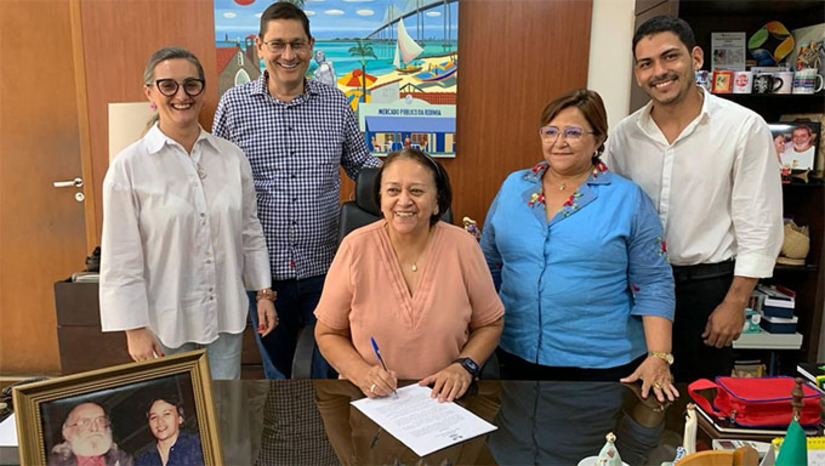 Imagem 1 -  Em alusão ao  dia do professor e da professora, a governadora anunciou publicamente, a promoção vertical de 1300 profissionais da educação estadual e a autorização para realizar concurso público. As promoções representam um investimento de R$ 10 milhões de reais e quanto ao concurso, a Secretarai Estadual de Educação vai inciar os procedimentos para definir número de vagas. “Que Paulo Freire continue nos inspirando, para que sigamos na nossa caminhada, lutando pela valorização do profissional de educação. Por uma educação pública inclusiva e de qualidade para todos e todas”, disse Fátima Bezerra.