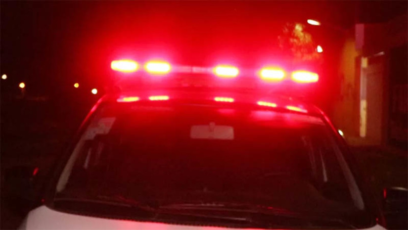 Imagem 1 - Após discussão por causa de troco, mulher fere 6 pessoas com um punhal, em Governador Dix-sept Rosado. O crime aconteceu na madrugada deste domingo (15), em um bar localizado no bairro Campestre. De acordo com o delegado Luís Antônio, Betânia Maria de Souza Silva e William Freitas de Souza estavam em uma festa, quando se envolveram em uma discussão com o proprietário do bar, por conta do troco de umas cervejas. A mulher foi retirada do local por seguranças, mas voltou pouco tempo depois. Na sequência, ela recebeu um punhal das mãos de Willian e saiu desferindo golpes nas pessoas que passavam à sua frente. Seis ficaram feridas. Duas delas precisaram passar por cirurgia no HRTM, em Mossoró. A dupla foi presa. Imagem 1 - Após discussão por causa de troco, mulher fere 6 pessoas com um punhal, em Governador Dix-sept Rosado. O crime aconteceu na madrugada deste domingo (15), em um bar localizado no bairro Campestre. De acordo com o delegado Luís Antônio, Betânia Maria de Souza Silva e William Freitas de Souza estavam em uma festa, quando se envolveram em uma discussão com o proprietário do bar, por conta do troco de umas cervejas. A mulher foi retirada do local por seguranças, mas voltou pouco tempo depois. Na sequência, ela recebeu um punhal das mãos de Willian e saiu desferindo golpes nas pessoas que passavam à sua frente. Seis ficaram feridas. Duas delas precisaram passar por cirurgia no HRTM, em Mossoró. A dupla foi presa.