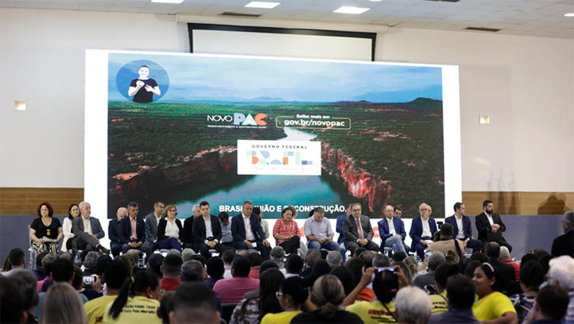 Imagem 1 - RN terá investimento de R$ 45 bilhões em 141 obras e ações por meio do Novo PAC. Duplicação da BR-304, Ramal do Apodi da Transposição, Barragem Oiticica e Hospital de Traumas da Grande Natal estão contemplados no PAC-3. O programa foi lançado oficialmente no estado, nesta segunda-feira (16), pelos ministros Rui Costa e Renan Filho, e pela governadora Fátima Bezerra. A solenidade ocorreu na Escola de Governo, em Natal. "É um dia importante neste novo tempo que estamos vivendo no Brasil, de cooperação federativa. As obras aqui anunciadas são importantes não só pelo caráter estruturante que têm, mas pelo o quanto elas representam para a geração de empregos em nosso estado, para o bem-estar da população e desenvolvimento do Rio Grande do Norte”, disse Fátima Bezerra. Imagem 1 - RN terá investimento de R$ 45 bilhões em 141 obras e ações por meio do Novo PAC. Duplicação da BR-304, Ramal do Apodi da Transposição, Barragem Oiticica e Hospital de Traumas da Grande Natal estão contemplados no PAC-3. O programa foi lançado oficialmente no estado, nesta segunda-feira (16), pelos ministros Rui Costa e Renan Filho, e pela governadora Fátima Bezerra. A solenidade ocorreu na Escola de Governo, em Natal. "É um dia importante neste novo tempo que estamos vivendo no Brasil, de cooperação federativa. As obras aqui anunciadas são importantes não só pelo caráter estruturante que têm, mas pelo o quanto elas representam para a geração de empregos em nosso estado, para o bem-estar da população e desenvolvimento do Rio Grande do Norte”, disse Fátima Bezerra.