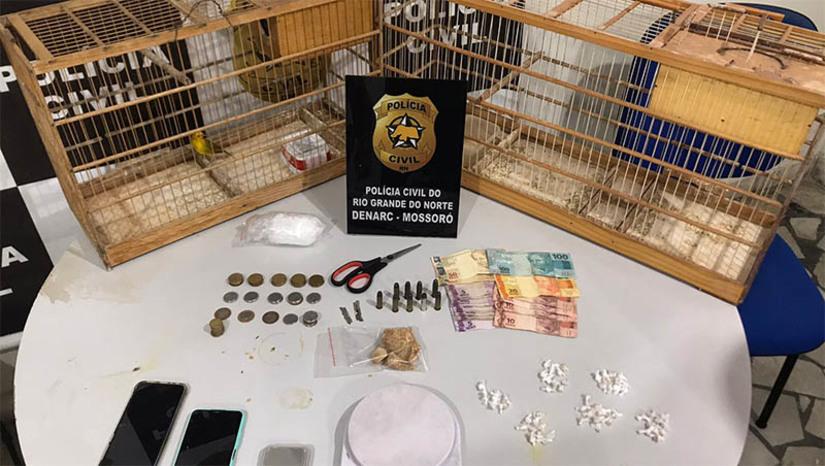 Imagem 1 -  Idoso de 62 anos é preso por tráfico de drogas no Forno Velho, em Mossoró. As diligências ocorreram nesta segunda-feira (16), após uma denúncia sobre um possível ponto de drogas no município. Ao chegar no local, foi encontrada na posse do suspeito e posteriormente apreendida uma vasta quantidade de drogas fracionadas, além de entorpecentes que ainda seriam separados, duas balanças de precisão e dinheiro fracionado, o que configura crime de tráfico de drogas. Na delegacia, o homem assumiu que os entorpecentes eram de sua propriedade e que ele mesmo era responsável por fazer a comercialização. 