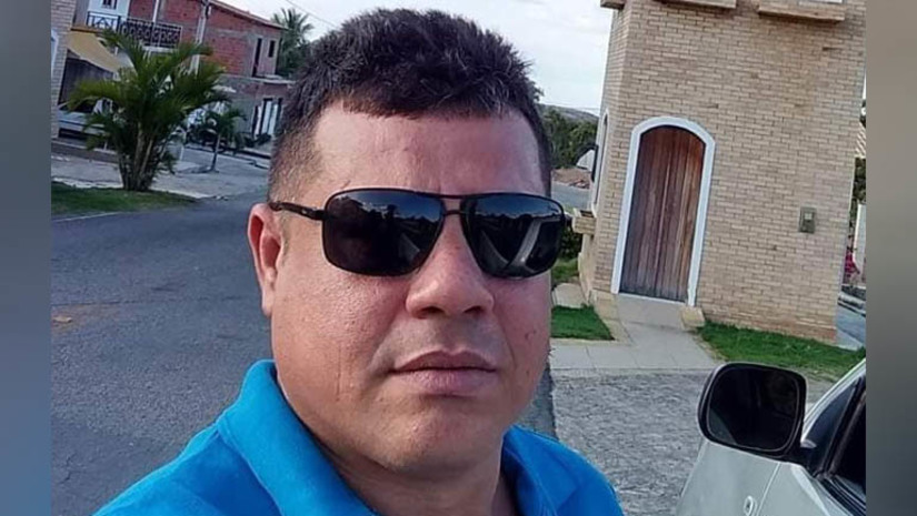 Imagem 1 -  Motorista de ônibus escolar é executado com dez tiros na zona rural de Governador Dix-sept Rosado. Francisco Deusivan foi encontrado morto, próximo a sua motocicleta, na região do Sítio Lorena. O caso aconteceu na noite desta segunda-feira (16). De acordo com o delegado Renato Oliveira, que esteve no local, o crime foi uma clara execução. O assassino teria descarregado um revólver calibre .38 contra a vítima, recarregado e efetuados novos disparos, totalizando  dez tiros. Ainda segundo o delegado, as informações colhidas com pessoas que conheciam a vítima apontam que se tratava de uma pessoa boa, sem envolvimento com ilícitos. O caso será investigado pela delegacia do município.