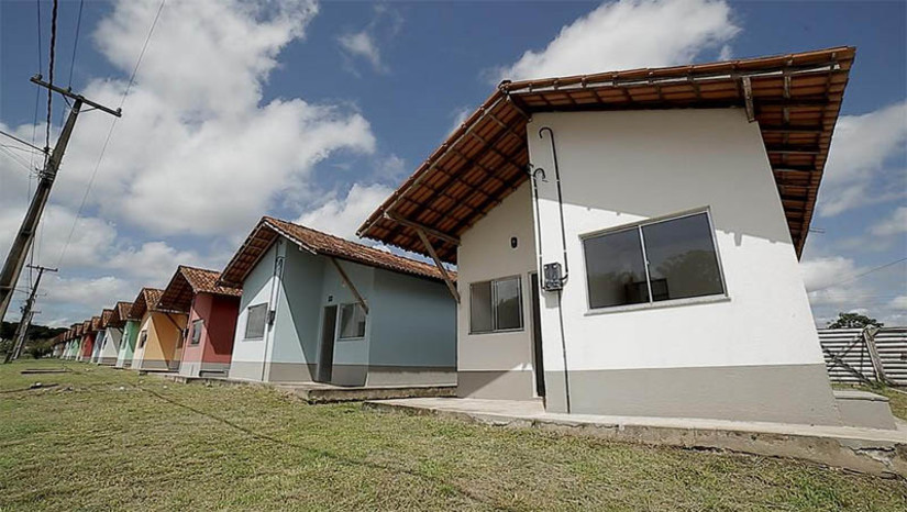 Imagem 1 -  [COLUNA ESPLANADA] A equipe econômica do Governo está preocupada com o impacto sobre o financiamento do programa Minha Casa, Minha Vida caso o Supremo Tribunal Federal (STF) mude a forma de correção do FGTS, em julgamento que será retomado amanhã. O Fundo de Garantia é a principal fonte de crédito imobiliário para famílias de baixa renda com juros mais acessíveis. Atualmente, o FGTS rende a Taxa Referencial (TR) acrescida de 3% ao ano. O STF pode determinar que a correção seja a mesma aplicada na poupança (TR somada a 6% ao ano). Já há dois votos – Luis Roberto Barroso e André Mendonça – pela mudança da correção. O próximo a votar será o ministro Nunes Marques. A AGU pediu a extinção da ação sublinhando que o FGTS consiste “em instrumento de financiamento de projetos de interesse social nas áreas de habitação, saneamento básico, infraestrutura e saúde”.