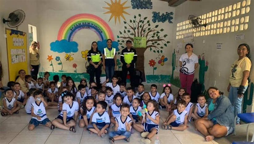 Imagem 1 - Secretaria de Trânsito leva atividades de conscientização para estudantes do município. Na manhã desta terça-feira (17) equipes da Secretaria estiveram na Unidade de Educação Infantil (UEI) Rosanira de Miranda Mota, no conjunto Integração, com o intuito de mostrar a importância da segurança no trânsito e contribuir para a formação de cidadãos cada vez mais conscientes e responsáveis. Na ocasião, foram ministradas palestras, atividades interativas e exemplos práticos com a abordagem de temas voltados ao respeito das leis de trânsito. A educação nas UEIs e escolas é uma ação importantíssima para um futuro mais responsável e seguro no trânsito. Imagem 1 - Secretaria de Trânsito leva atividades de conscientização para estudantes do município. Na manhã desta terça-feira (17) equipes da Secretaria estiveram na Unidade de Educação Infantil (UEI) Rosanira de Miranda Mota, no conjunto Integração, com o intuito de mostrar a importância da segurança no trânsito e contribuir para a formação de cidadãos cada vez mais conscientes e responsáveis. Na ocasião, foram ministradas palestras, atividades interativas e exemplos práticos com a abordagem de temas voltados ao respeito das leis de trânsito. A educação nas UEIs e escolas é uma ação importantíssima para um futuro mais responsável e seguro no trânsito.