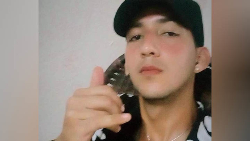 Imagem 1 - Jovem é assassinado a tiros na frente de casa no Bairro Estreito, em Mossoró . O crime aconteceu por volta das 7h15 desta quarta-feira (18). A vítima foi identificada como Lucas Mateus Moura de Freitas. De acordo com informações da polícia militar, ele estava na frente de casa, quando foi surpreendido e alvejado a tiros. O suspeito fugiu em seguida, com destino ignorado. A PM isola o local do crime e aguarda a chegada do Itep e da Polícia Civil para iniciar as investigações. Imagem 1 - Jovem é assassinado a tiros na frente de casa no Bairro Estreito, em Mossoró . O crime aconteceu por volta das 7h15 desta quarta-feira (18). A vítima foi identificada como Lucas Mateus Moura de Freitas. De acordo com informações da polícia militar, ele estava na frente de casa, quando foi surpreendido e alvejado a tiros. O suspeito fugiu em seguida, com destino ignorado. A PM isola o local do crime e aguarda a chegada do Itep e da Polícia Civil para iniciar as investigações.