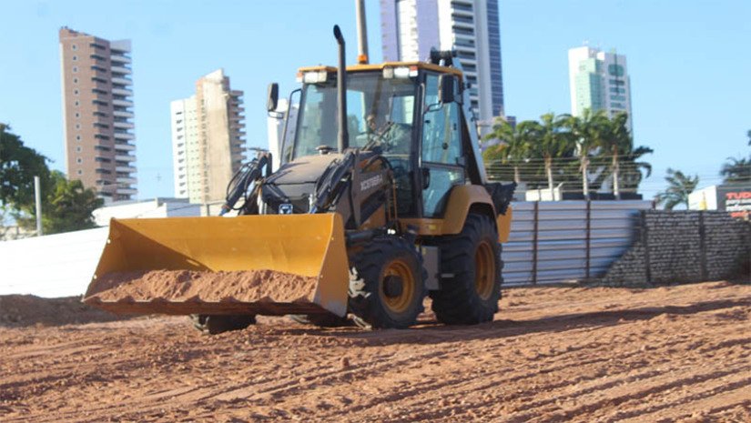 Imagem 1 - Sedes próprias de três Centros de Atenção Psicossocial começam a ser construídas em Mossoró.Os CAPSs ficarão localizados nos bairros Nova Betânia e Abolição II. As obras integram o programa “Mossoró Realiza” e contarão com investimentos que superam R$ 7,8 milhões. Uma quarta unidade, a do Centro de Atenção Psicossocial II Mariana Neuman Vidal, no Alto da Conceição, também terá suas obras iniciadas após a conclusão do processo licitatório, que está em andamento. “Saúde mental é coisa séria, e Mossoró está tendo esse olhar, essa visão para a saúde mental de toda a população”, disse o prefeito Allyson Bezerra. Imagem 1 - Sedes próprias de três Centros de Atenção Psicossocial começam a ser construídas em Mossoró.Os CAPSs ficarão localizados nos bairros Nova Betânia e Abolição II. As obras integram o programa “Mossoró Realiza” e contarão com investimentos que superam R$ 7,8 milhões. Uma quarta unidade, a do Centro de Atenção Psicossocial II Mariana Neuman Vidal, no Alto da Conceição, também terá suas obras iniciadas após a conclusão do processo licitatório, que está em andamento. “Saúde mental é coisa séria, e Mossoró está tendo esse olhar, essa visão para a saúde mental de toda a população”, disse o prefeito Allyson Bezerra.