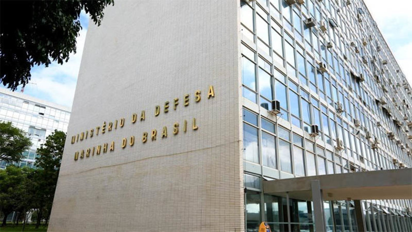 Imagem 1 -  [COLUNA ESPLANADA] O Ministério da Defesa sofreu redução de recursos no 1º ano do Governo Lula. Foram R$ 122,85 bilhões para as despesas da pasta, que correspondem a 2,26% do orçamento total da União. Conforme levantamento da Coluna no Portal da Transparência, o montante é o menor percentual do orçamento destinado ao Ministério nos últimos cinco anos. Durante a gestão de Jair Bolsonaro (PL), a pasta ganhou prioridade. No primeiro ano de mandato do ex-presidente, o Ministério da Defesa contou com orçamento equivalente a 3,86% dos gastos públicos. Curiosamente, em nenhum dos últimos cinco anos a pasta utilizou o valor total de orçamento em suas despesas executadas.