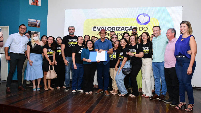 Imagem 1 - Projeto de lei que cria o PCCR da Assistência Social é apresentado pela prefeitura de Mossoró. O 1º Plano de Cargos, Carreiras e Remuneração da categoria garante reajustes que variam de 10% a 51,7%, além de série de avanços, entre elas a implementação de gratificação de incentivo à qualificação para servidores dos níveis médio e superior, promovendo especialização e avanço na carreira. O projeto, que será enviado à Câmara, foi apresentado nesta quarta-feira (18), no auditório da Estação das Artes, pelo prefeito Allyson Bezerra e secretários municipais. Imagem 1 - Projeto de lei que cria o PCCR da Assistência Social é apresentado pela prefeitura de Mossoró. O 1º Plano de Cargos, Carreiras e Remuneração da categoria garante reajustes que variam de 10% a 51,7%, além de série de avanços, entre elas a implementação de gratificação de incentivo à qualificação para servidores dos níveis médio e superior, promovendo especialização e avanço na carreira. O projeto, que será enviado à Câmara, foi apresentado nesta quarta-feira (18), no auditório da Estação das Artes, pelo prefeito Allyson Bezerra e secretários municipais.