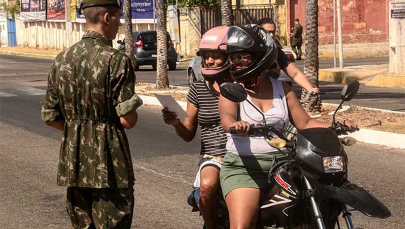 Imagem 1 -  A ação aconteceu na avenida Lauro Monte e na rua José Damião, ambas no bairro Santo Antônio; e na avenida João da Escóssia, no bairro Nova Betânia e foi coordenada pela Gerência de Educação Ambiental, com participação de integrantes do Tiro de Guerra 07-010. O objetivo é orientar os comerciantes e a população a não descartarem lixo no canteiro central da via. O trabalho consiste numa proposta educativa que visa orientar os comerciantes e a população a descartarem seus resíduos nos horários e dias apropriados e em locais adequados.