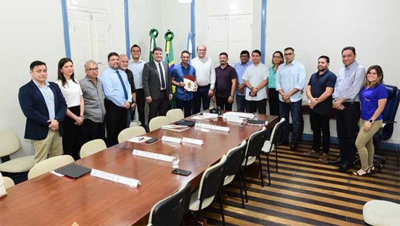 Imagem 1 - O prefeito Allyson Bezerra se reuniu hoje com a comissão da festa de Santa Luzia e confirmou apoio à festa deste ano. Entre as novidades, estão a integração do “Estação Natal” à festa e fortalecimento da cota de patrocínio, que neste ano aumentou em 50%. A Festa de Santa Luzia 2023, promovida pela Diocese de Mossoró, acontecerá em dezembro próximo, reunindo milhares de fiéis e devotos da Virgem de Siracusa. Neste ano, a Prefeitura de Mossoró investirá R$ 150 mil no evento. Imagem 1 - O prefeito Allyson Bezerra se reuniu hoje com a comissão da festa de Santa Luzia e confirmou apoio à festa deste ano. Entre as novidades, estão a integração do “Estação Natal” à festa e fortalecimento da cota de patrocínio, que neste ano aumentou em 50%. A Festa de Santa Luzia 2023, promovida pela Diocese de Mossoró, acontecerá em dezembro próximo, reunindo milhares de fiéis e devotos da Virgem de Siracusa. Neste ano, a Prefeitura de Mossoró investirá R$ 150 mil no evento.