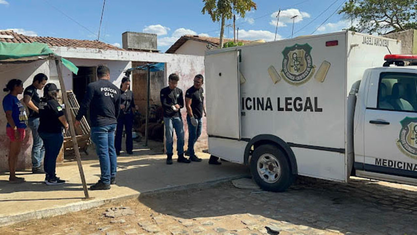 Imagem 1 -  Homem é assassinado a tiros no Promorar; mais cedo, criminosos tentaram contra a vida do irmão da vítima. O caso aconteceu por volta das 12h desta quarta-feira (18). Fabrício da Silva Felipe, 27 anos, foi assassinado dentro da própria residência, no Conjunto Promorar. Por volta das 8h, o irmão dele, que não teve o nome divulgado, foi vítima de uma tentativa de homicídio, na mesma casa. Ele foi socorrido com vida para o HRTM. De acordo com a delegada Cristiane Magalhães, informações colhidas com familiares apontam que as mesmas pessoas teriam praticado os dois crimes. O caso será investigado pela Delegacia de Homicídios e Proteção à Pessoa. Este é o segundo crime de homicídio registrado em Mossoró em menos de 12h.