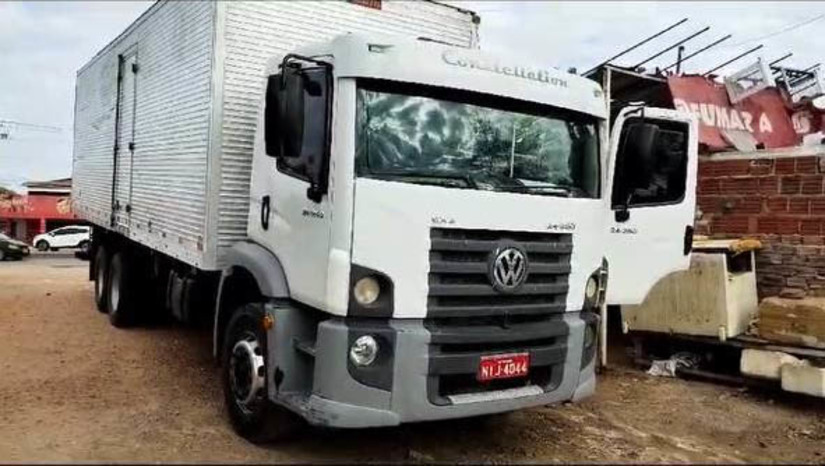 Imagem 1 - Motorista é surpreendido por homem furtando óleo do seu caminhão durante a madrugada, em Mossoró. A vítima contou que vinha de Natal, para realizar entregas em Mossoró, e parou para pernoitar em um posto de combustíveis, no Alto de São Manoel. Por volta das 4h, ele sentiu o caminhão balançar e ao descer para saber do que se tratava, se deparou com um homem, segurando um garrafão vazio de água na mineral para furtar o óleo do caminhão. O suspeito, identificado como Josimar Lopes de Medeiros, de 37 anos, já havia conseguido encher um botijão de óleo e se preparava para furtar o segundo. Ele foi detido pela própria vítima, que acionou a PM. Na delegacia, o suspeito negou o crime. O prejuízo ainda foi de cerca de R$ 300, visto que parte do combustível vazou do primeiro garrafão. Imagem 1 - Motorista é surpreendido por homem furtando óleo do seu caminhão durante a madrugada, em Mossoró. A vítima contou que vinha de Natal, para realizar entregas em Mossoró, e parou para pernoitar em um posto de combustíveis, no Alto de São Manoel. Por volta das 4h, ele sentiu o caminhão balançar e ao descer para saber do que se tratava, se deparou com um homem, segurando um garrafão vazio de água na mineral para furtar o óleo do caminhão. O suspeito, identificado como Josimar Lopes de Medeiros, de 37 anos, já havia conseguido encher um botijão de óleo e se preparava para furtar o segundo. Ele foi detido pela própria vítima, que acionou a PM. Na delegacia, o suspeito negou o crime. O prejuízo ainda foi de cerca de R$ 300, visto que parte do combustível vazou do primeiro garrafão.