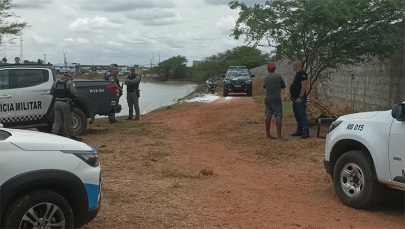 Imagem 1 - Polícia investiga homicídio no bairro Nordeste, município de Areia Branca. O corpo de um homem foi encontrado na manhã desta quinta-feira (19), com marcas compatíveis com perfurações por disparos de arma de fogo. A polícia militar foi acionada por um popular, que passou pelo local, conhecido como Paredões da Norsal, e avistou o corpo. De acordo com o delegado Raphael Laboissière, as informações ainda são poucas sobre o caso. Com a vítima, foi encontrado um comprovante de inscrição no CPF, em nome de Cícero Lucas da Fonseca. Imagem 1 - Polícia investiga homicídio no bairro Nordeste, município de Areia Branca. O corpo de um homem foi encontrado na manhã desta quinta-feira (19), com marcas compatíveis com perfurações por disparos de arma de fogo. A polícia militar foi acionada por um popular, que passou pelo local, conhecido como Paredões da Norsal, e avistou o corpo. De acordo com o delegado Raphael Laboissière, as informações ainda são poucas sobre o caso. Com a vítima, foi encontrado um comprovante de inscrição no CPF, em nome de Cícero Lucas da Fonseca.