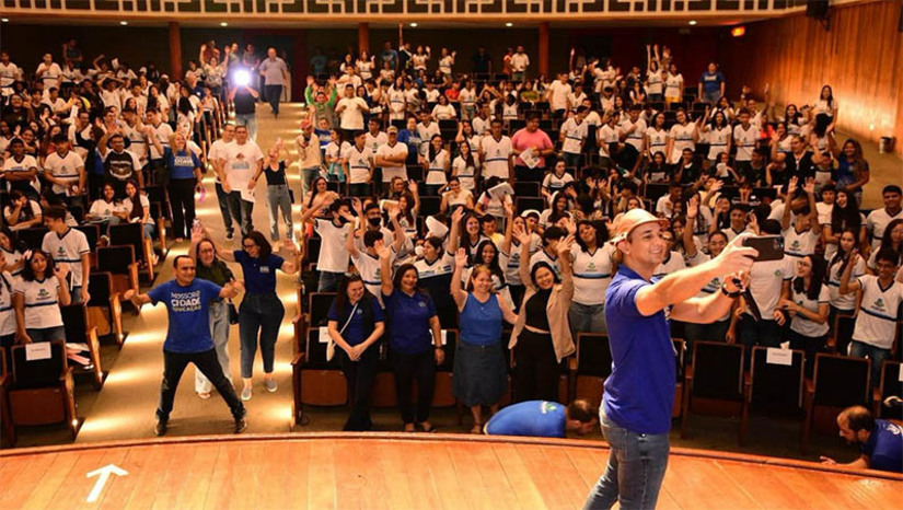 Imagem 1 - Prefeito de Mossoró cria premiação para alunos que se destacarem na prova do SAEB. As provas de português e matemática serão realizadas nos dias 23 de outubro e 10 de novembro, para alunos do 5º e 9º ano do Ensino Fundamental. As escolas que avançarem na nota do IDEB, todos os alunos que realizaram a prova vão ganhar R$ 200 reais. Os alunos que tiverem as melhores notas, das escolas que obtiverem as melhores pontuações no IDEB, vão ganhar de R$ 400 a R$ 1 mil a mais. Já as escolas que avançarem vão receber de R$ 2 mil a R$ 5 mil, além dos professores, que receberão uma premiação de R$ 1,2 mil. Imagem 1 - Prefeito de Mossoró cria premiação para alunos que se destacarem na prova do SAEB. As provas de português e matemática serão realizadas nos dias 23 de outubro e 10 de novembro, para alunos do 5º e 9º ano do Ensino Fundamental. As escolas que avançarem na nota do IDEB, todos os alunos que realizaram a prova vão ganhar R$ 200 reais. Os alunos que tiverem as melhores notas, das escolas que obtiverem as melhores pontuações no IDEB, vão ganhar de R$ 400 a R$ 1 mil a mais. Já as escolas que avançarem vão receber de R$ 2 mil a R$ 5 mil, além dos professores, que receberão uma premiação de R$ 1,2 mil.