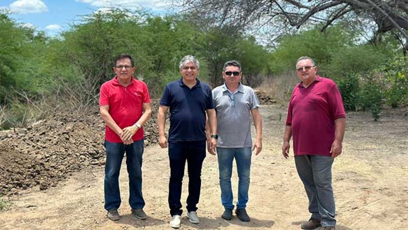 Imagem 1 - Há um mês, depois de convocar reunião com as famílias para discutir o problema do abastecimento de água, Dr. Artur Vale já começou a executar a obra de extensão da adutora, assegurando o compromisso firmado com os moradores. Dr. Artur Vale está investindo cerca de R$ 50 mil em recursos próprios do Município para melhorar o abastecimento e levar água para mais de 100 famílias do Sítio Canudos. Além da implantação de 1.200 metros de tubulação, a Prefeitura de Governador Dix-Sept Rosado também vai instalar uma nova bomba para levar água do rio até a caixa d’água da comunidade. Imagem 1 - Há um mês, depois de convocar reunião com as famílias para discutir o problema do abastecimento de água, Dr. Artur Vale já começou a executar a obra de extensão da adutora, assegurando o compromisso firmado com os moradores. Dr. Artur Vale está investindo cerca de R$ 50 mil em recursos próprios do Município para melhorar o abastecimento e levar água para mais de 100 famílias do Sítio Canudos. Além da implantação de 1.200 metros de tubulação, a Prefeitura de Governador Dix-Sept Rosado também vai instalar uma nova bomba para levar água do rio até a caixa d’água da comunidade.