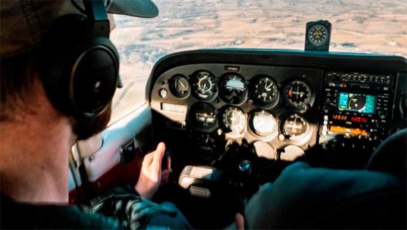 Imagem 1 - O curso “Pilotos do Semiárido” terá duração de 36 meses (três anos), com 20 vagas para a primeira turma, a ser iniciada a partir do próximo ano. O objetivo é a formação completa de piloto comercial de avião. A assinatura do convênio que tem incentivos do Governo Federal é no valor de R$ 3,7 milhões e vai acontecer em novembro, em data a ser confirmada, numa solenidade em Brasília, com a presença da reitora da UFERSA, Ludimilla. A UFERSA é a primeira universidade pública do país a oferecer um curso de formação de piloto de avião. Será totalmente gratuito e voltado para pessoas com formação acadêmica de nível superior e que sejam provenientes de famílias de baixa renda. Outra exigência é de que 50% das vagas sejam preferencialmente para mulheres. Imagem 1 - O curso “Pilotos do Semiárido” terá duração de 36 meses (três anos), com 20 vagas para a primeira turma, a ser iniciada a partir do próximo ano. O objetivo é a formação completa de piloto comercial de avião. A assinatura do convênio que tem incentivos do Governo Federal é no valor de R$ 3,7 milhões e vai acontecer em novembro, em data a ser confirmada, numa solenidade em Brasília, com a presença da reitora da UFERSA, Ludimilla. A UFERSA é a primeira universidade pública do país a oferecer um curso de formação de piloto de avião. Será totalmente gratuito e voltado para pessoas com formação acadêmica de nível superior e que sejam provenientes de famílias de baixa renda. Outra exigência é de que 50% das vagas sejam preferencialmente para mulheres.