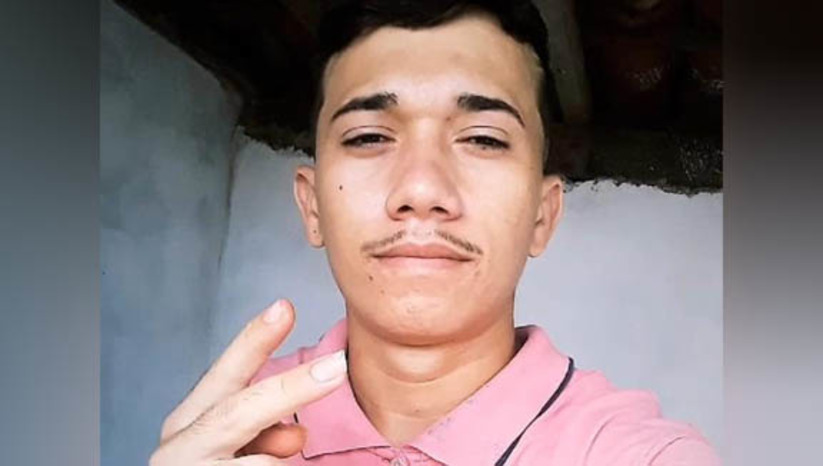 Imagem 1 - Acusado de participar do assassinato do PM Ildônio é morto em confronto com PC em Campo Grande. Antônio Alcivan Fernandes Júnior, conhecido como Júnior Mangueira, de 26 anos, reagiu à abordagem policial, nesta sexta-feira (20), e acabou morto em confronto. Ele era foragido da justiça e também investigado por cometer 11 homicídios, entre eles o do policial militar Ildônio José da Silva, ocorrido em 2018, e o do candidato a prefeito do município de Janduís/RN, Raimundo Gonçalves de Lima Neto, o "Netinho de Nilton", em 2020. O confronto aconteceu durante as diligências da “Operação Volantes", deflagrada pela DIVIPOE, justamente com o objetivo de prender Júnior Mangueira, apontado como líder de uma facção criminosa que atua na região do Médio Oeste potiguar. Imagem 1 - Acusado de participar do assassinato do PM Ildônio é morto em confronto com PC em Campo Grande. Antônio Alcivan Fernandes Júnior, conhecido como Júnior Mangueira, de 26 anos, reagiu à abordagem policial, nesta sexta-feira (20), e acabou morto em confronto. Ele era foragido da justiça e também investigado por cometer 11 homicídios, entre eles o do policial militar Ildônio José da Silva, ocorrido em 2018, e o do candidato a prefeito do município de Janduís/RN, Raimundo Gonçalves de Lima Neto, o "Netinho de Nilton", em 2020. O confronto aconteceu durante as diligências da “Operação Volantes", deflagrada pela DIVIPOE, justamente com o objetivo de prender Júnior Mangueira, apontado como líder de uma facção criminosa que atua na região do Médio Oeste potiguar.