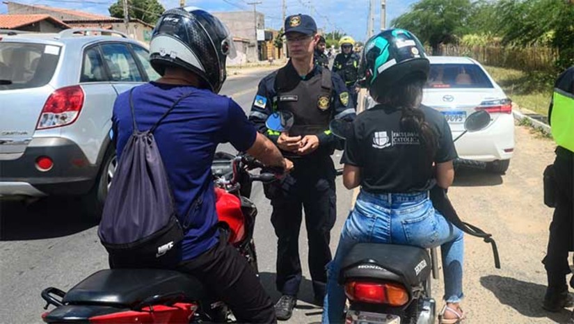 Imagem 1 -  Visando reduzir acidentes e preservar vidas, a operação acontecerá nesta sábado, 21/10 e terá como foco a prevenção e conscientização dos condutores, buscando a minimização dos riscos nas vias da cidade. A ação contará com um esforço conjunto entre as forças de segurança e os órgãos de trânsito do município. Além disso, a Secretaria de Segurança, Defesa Civil, Mobilidade Urbana e Trânsito (Sesdem), segue intensificando as atividades de educação para o trânsito e alertando sobre os perigos nas estradas, com palestras educativas e a promoção de boas práticas.