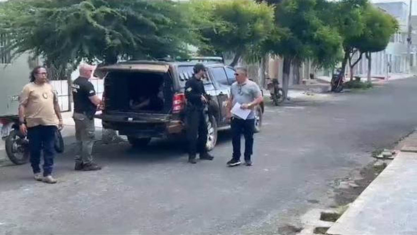 Imagem 1 - Suspeito de ter matado a ex-companheira no ano de 2015 é preso em Areia Branca. Antônio João dos Santos, de 67 anos, foi preso nesta quinta-feira (19). De acordo com as investigações, o suspeito teria matado a sua ex-companheira, Cinthya da Silva Cabral, no Santa Helena, em Mossoró, fazendo uso de uma faca peixeira. Desde então, ele vinha respondendo ao crime em liberdade, mas o caso foi transitado em julgado, sendo expedido o mandado de prisão preventiva contra ele. Após a prisão, Antônio foi levado para realização de exames na sede do Itep e, em seguida, encaminhado para a Penitenciária Agrícola Mário Negócio, em Mossoró, onde permanecerá à disposição da Justiça. Imagem 1 - Suspeito de ter matado a ex-companheira no ano de 2015 é preso em Areia Branca. Antônio João dos Santos, de 67 anos, foi preso nesta quinta-feira (19). De acordo com as investigações, o suspeito teria matado a sua ex-companheira, Cinthya da Silva Cabral, no Santa Helena, em Mossoró, fazendo uso de uma faca peixeira. Desde então, ele vinha respondendo ao crime em liberdade, mas o caso foi transitado em julgado, sendo expedido o mandado de prisão preventiva contra ele. Após a prisão, Antônio foi levado para realização de exames na sede do Itep e, em seguida, encaminhado para a Penitenciária Agrícola Mário Negócio, em Mossoró, onde permanecerá à disposição da Justiça.