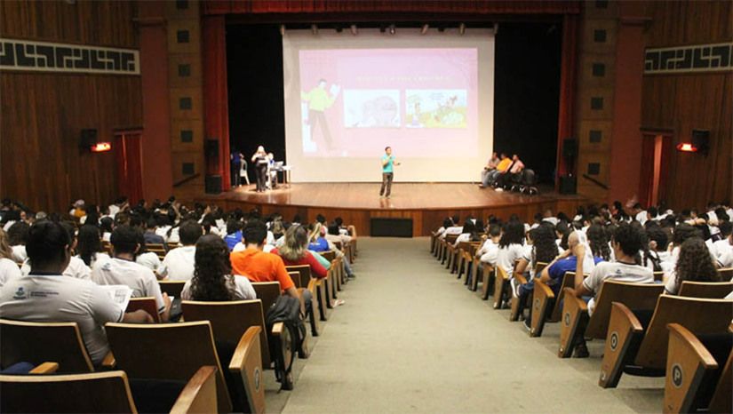 Imagem 1 -  Prefeitura de Mossoró promove quarto e último aulão “De Olho no Saeb” neste sábado. O aulão será realizado a partir das 8h, no Teatro Municipal Dix-huit Rosado. Nesta edição, conta, mais uma vez, com o apoio do Instituto Federal de Educação, Ciência e Tecnologia do Rio Grande do Norte (IFRN), campus Mossoró. Os conteúdos serão ministrados pelas professoras Keyvilane Fernandes (Língua Portuguesa – IFRN); Kryzia Rayná (Matemática – Rede Municipal) e Monara Paiva (Língua Portuguesa - Rede Municipal), e pelo professor Cláudio Medeiros (Matemática – Rede Estadual).