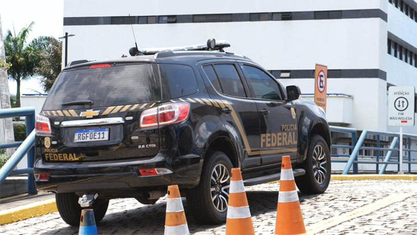 Imagem 1 - Força-Tarefa de Capturas dois foragidos da justiça por roubo e lesão corporal. As prisões aconteceram nesta sexta-feira (20). O primeiro, um motorista de 31, anos foi detido quando exercia a sua função em uma empresa de transporte turístico, no Conjunto Ponta Negra, Zona Sul de Natal. Ele não reagiu, porém tentou se esconder ao perceber a presença dos policiais. O homem foi condenado pelo crime de roubo e terá que cumprir pena de 6 anos, 2 meses e 20 dias de reclusão, em regime fechado; já contra o segundo, um potiguar de 46, havia um mandado de prisão preventiva pelo crime de lesão corporal. Ele foi localizado e abordado no conjunto Nova Esperança, em Parnamirim, onde trabalhava como mestre de obras. Imagem 1 - Força-Tarefa de Capturas dois foragidos da justiça por roubo e lesão corporal. As prisões aconteceram nesta sexta-feira (20). O primeiro, um motorista de 31, anos foi detido quando exercia a sua função em uma empresa de transporte turístico, no Conjunto Ponta Negra, Zona Sul de Natal. Ele não reagiu, porém tentou se esconder ao perceber a presença dos policiais. O homem foi condenado pelo crime de roubo e terá que cumprir pena de 6 anos, 2 meses e 20 dias de reclusão, em regime fechado; já contra o segundo, um potiguar de 46, havia um mandado de prisão preventiva pelo crime de lesão corporal. Ele foi localizado e abordado no conjunto Nova Esperança, em Parnamirim, onde trabalhava como mestre de obras.