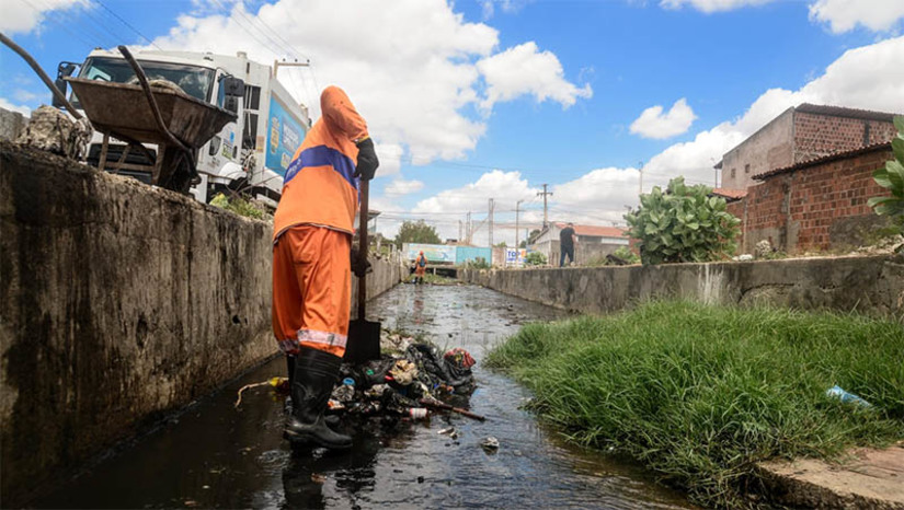 Imagem 1 - Mossoró Limpa: PMM retira grande lixo e entulhos do Canal do Doce, no Santo Antônio. A limpeza do canal atende ao cronograma de ações da Prefeitura de Mossoró, por meio da Secretaria Municipal de Urbanismo, Meio Ambiente e Serviços Urbanos (SEMURB), fortalecendo a importância da preservação e conservação do meio ambiente. A continuidade dessa ação contempla várias frentes de serviços. O acúmulo de lixo prejudica o escoamento de água, causando transtorno à população. Do canal, as equipes de limpeza retiraram colchão, pneus, entulhos, lixo domiciliar, sacolas plásticas, entre outros itens. Imagem 1 - Mossoró Limpa: PMM retira grande lixo e entulhos do Canal do Doce, no Santo Antônio. A limpeza do canal atende ao cronograma de ações da Prefeitura de Mossoró, por meio da Secretaria Municipal de Urbanismo, Meio Ambiente e Serviços Urbanos (SEMURB), fortalecendo a importância da preservação e conservação do meio ambiente. A continuidade dessa ação contempla várias frentes de serviços. O acúmulo de lixo prejudica o escoamento de água, causando transtorno à população. Do canal, as equipes de limpeza retiraram colchão, pneus, entulhos, lixo domiciliar, sacolas plásticas, entre outros itens.
