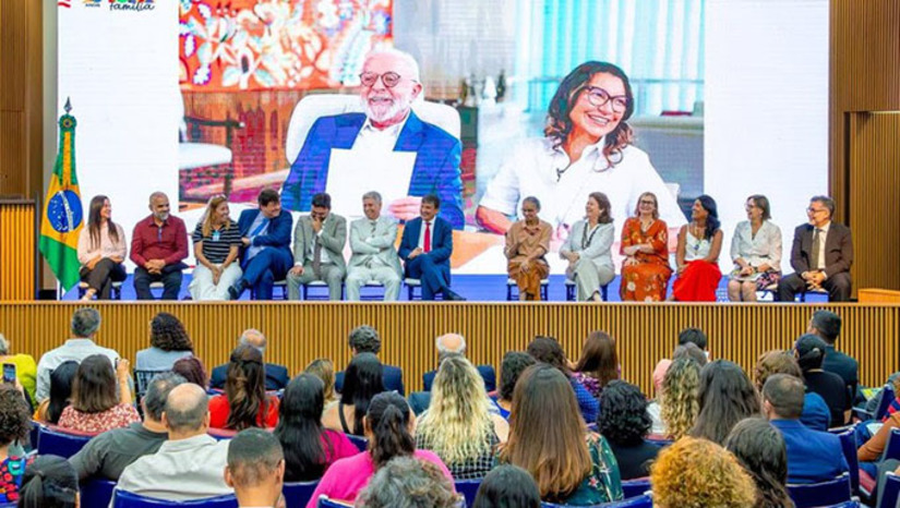 Imagem 1 - A afirmação do presidente da República, Luiz Inácio Lula da Silva, ocorreu na celebração dos 20 anos do Programa Bolsa Família, realizada nesta sexta-feira, 20 de outubro, no Ministério do Desenvolvimento e Assistência Social, Família e Combate à Fome (MDS). O presidente, que se recupera de uma cirurgia no quadril, participou diretamente do Palácio do Alvorada, por meio de videoconferência. Imagem 1 - A afirmação do presidente da República, Luiz Inácio Lula da Silva, ocorreu na celebração dos 20 anos do Programa Bolsa Família, realizada nesta sexta-feira, 20 de outubro, no Ministério do Desenvolvimento e Assistência Social, Família e Combate à Fome (MDS). O presidente, que se recupera de uma cirurgia no quadril, participou diretamente do Palácio do Alvorada, por meio de videoconferência.