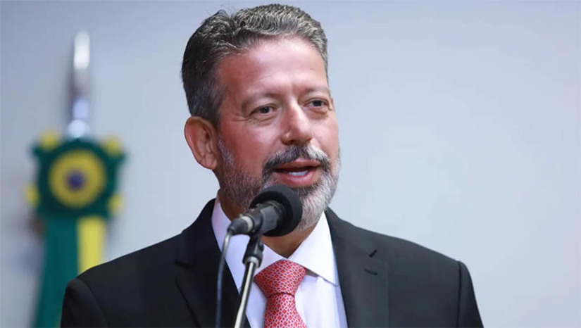 Imagem 1 - O projeto de poder do deputado federal Arthur Lira (PP-AL) para além de seu mandato na Presidência da Câmara passa pela conquista de importantes cargos na Esplanada. Ele quer ser ministro, das Cidades ou outra que o coloque em contato com prefeitos. Para isso, bolou um plano que atingisse em cheio quem manda no Palácio e nas relações com os ministros. E não se trata do presidente Lula da Silva. Atingiu em cheio os brios do chefe da Casa Civil, Rui Costa, e do senador Jaques Wagner, ambos da Bahia. Lira incita a candidatura à sua sucessão de um deputado até pouco tempo desconhecido. Trata-se de Elmar Nascimento (União-BA). Um deputado baiano de centro, ligado a ACM Neto, e potencial candidato ao Senado ou ao Governo do Estado. É um nome que a dupla Rui e Wagner quer longe num Estado que dominam há 20 anos. Elmar é um bode na sala do Palácio, num plano de Lira: ele o tira da disputa, mas leva um ministério. Imagem 1 - O projeto de poder do deputado federal Arthur Lira (PP-AL) para além de seu mandato na Presidência da Câmara passa pela conquista de importantes cargos na Esplanada. Ele quer ser ministro, das Cidades ou outra que o coloque em contato com prefeitos. Para isso, bolou um plano que atingisse em cheio quem manda no Palácio e nas relações com os ministros. E não se trata do presidente Lula da Silva. Atingiu em cheio os brios do chefe da Casa Civil, Rui Costa, e do senador Jaques Wagner, ambos da Bahia. Lira incita a candidatura à sua sucessão de um deputado até pouco tempo desconhecido. Trata-se de Elmar Nascimento (União-BA). Um deputado baiano de centro, ligado a ACM Neto, e potencial candidato ao Senado ou ao Governo do Estado. É um nome que a dupla Rui e Wagner quer longe num Estado que dominam há 20 anos. Elmar é um bode na sala do Palácio, num plano de Lira: ele o tira da disputa, mas leva um ministério.