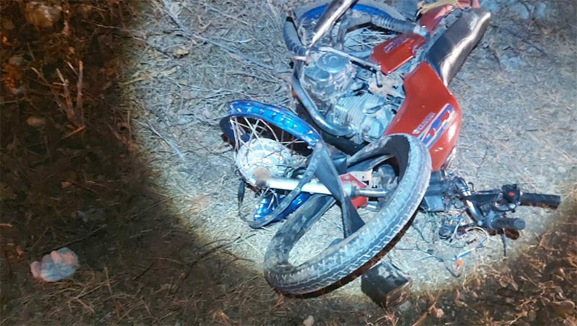 Imagem 1 -  Dupla morre em acidente na RN 117 entre Mossoró e Governador; uma terceira pessoa ficou ferida. O caso aconteceu na noite deste domingo (22), na região conhecida como Alto do Euclides. A colisão envolveu uma motocicleta e uma F-4000. As vítimas fatais, que estavam na motocicleta, foram identificadas como Francisco André de Oliveira (condutor), de 41 anos, e José Erivan Bezerra Silva, de 40 anos. Já o condutor da F-4000, identificado como Marcondes Arraes, foi socorrido com ferimentos para o HRTM, em Mossoró. De acordo com informações do Sargento Sales, da 2ª CIPRv, o motorista da caminhonete afirmou que a colisão aconteceu no momento em que a motocicleta ultrapassou um veículo que seguia no mesmo sentido, com as luzes apagadas, e que ele ainda tentou frear, mas não conseguiu evitar o acidente. Ainda segundo o sargento, apenas a perícia do Itep poderá confirmar as responsabilizações do caso.