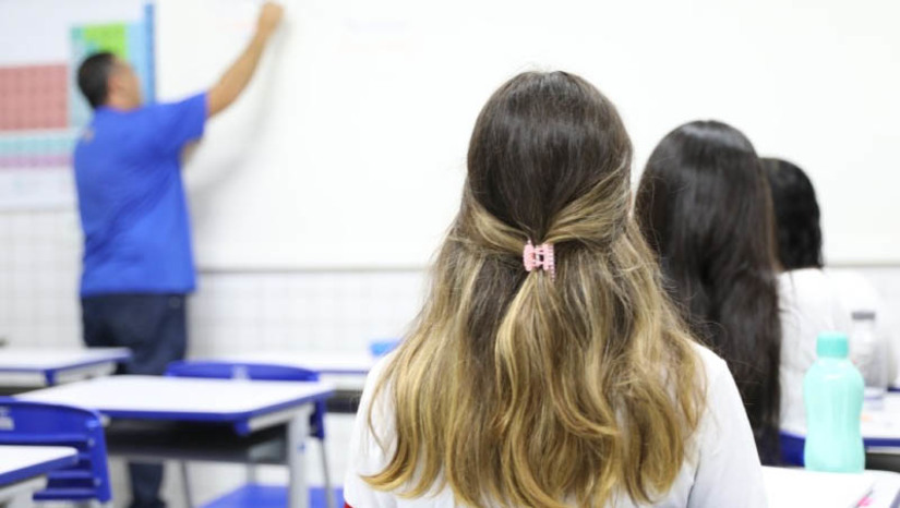 Imagem 1 -  50 mil estudantes de escolas públicas estaduais do RN participarão das provas do SAEB 2023. O SAEB avalia diversas áreas do conhecimento, incluindo matemática, língua portuguesa, ciências da natureza e ciências humanas. Além disso, a avaliação também mede fatores socioeconômicos e demográficos que podem influenciar o desempenho dos alunos. “Esta avaliação fornece dados valiosos que permitirão entender melhor o cenário educacional do nosso Estado, identificar desafios e oportunidades de aprimoramento, e tomar decisões embasadas para melhorar a qualidade da educação”, afirma a secretária de Educação do RN, professora Socorro Batista. As provas começaram hoje (23) e vo até o dia 10 de novembro.