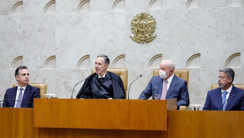 Imagem 1 - Senadores iniciam discussão sobre PEC que limita poderes do Supremo Tribunal Federal. A PEC 8/2021 veda a concessão de decisão monocrática (aquela proferida por apenas um magistrado, em contraposição à decisão colegiada) que suspenda a eficácia de lei ou ato normativo com efeito geral ou que suspenda ato dos presidentes da República, do Senado Federal, da Câmara dos Deputados ou do Congresso Nacional. A proposta também estabelece prazo para os pedidos de vista. Em debate na semana passada, senadores e juristas apontaram que a medida fortalece a legitimidade democrática do STF e dos demais tribunais superiores na relação com a sociedade brasileira. Imagem 1 - Senadores iniciam discussão sobre PEC que limita poderes do Supremo Tribunal Federal. A PEC 8/2021 veda a concessão de decisão monocrática (aquela proferida por apenas um magistrado, em contraposição à decisão colegiada) que suspenda a eficácia de lei ou ato normativo com efeito geral ou que suspenda ato dos presidentes da República, do Senado Federal, da Câmara dos Deputados ou do Congresso Nacional. A proposta também estabelece prazo para os pedidos de vista. Em debate na semana passada, senadores e juristas apontaram que a medida fortalece a legitimidade democrática do STF e dos demais tribunais superiores na relação com a sociedade brasileira.