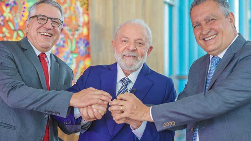 Imagem 1 - Lula sanciona Lei que autoriza a compensação de R$ 27 bilhões a estados e municípios por perdas de ICMS. O Projeto de Lei Complementar nº 136, que autoriza a compensação de R$ 27 bilhões da União aos estados e ao Distrito Federal pela perda de receita que os entes federativos tiveram com a redução do ICMS sobre combustíveis, foi sancionado nesta terça-feira (24). A medida foi aplicada entre junho e dezembro do ano passado pela gestão anterior. “Faremos também a antecipação da parcela da compensação que somente ocorreria em 2024. E vamos aumentar as transferências do Fundo de Participação dos Estados e dos Municípios para recuperar as perdas de arrecadação em 2023”, afirmou o presidente, ao assinar a sanção ao lado dos ministros Rui Costa (Casa Civil) e Alexandre Padilha (Relações Institucionais). Imagem 1 - Lula sanciona Lei que autoriza a compensação de R$ 27 bilhões a estados e municípios por perdas de ICMS. O Projeto de Lei Complementar nº 136, que autoriza a compensação de R$ 27 bilhões da União aos estados e ao Distrito Federal pela perda de receita que os entes federativos tiveram com a redução do ICMS sobre combustíveis, foi sancionado nesta terça-feira (24). A medida foi aplicada entre junho e dezembro do ano passado pela gestão anterior. “Faremos também a antecipação da parcela da compensação que somente ocorreria em 2024. E vamos aumentar as transferências do Fundo de Participação dos Estados e dos Municípios para recuperar as perdas de arrecadação em 2023”, afirmou o presidente, ao assinar a sanção ao lado dos ministros Rui Costa (Casa Civil) e Alexandre Padilha (Relações Institucionais).