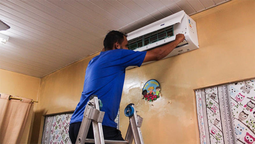 Imagem 1 - PMM inicia climatização na 26ª UEI desde o lançamento do “Mossoró Cidade Educação”. As melhorias alcançam agora a Escola Municipal Joaquim Felício de Moura, localizada no bairro Bom Jardim, beneficiando mais de 430 alunos, do 1º ao 9º ano do Ensino Fundamental. Na unidade, serão 14 espaços climatizados, incluindo todas as salas de aula, direção, secretaria, biblioteca, supervisão, sala dos professores e de Atendimento Educacional Especializado (AEE). Imagem 1 - PMM inicia climatização na 26ª UEI desde o lançamento do “Mossoró Cidade Educação”. As melhorias alcançam agora a Escola Municipal Joaquim Felício de Moura, localizada no bairro Bom Jardim, beneficiando mais de 430 alunos, do 1º ao 9º ano do Ensino Fundamental. Na unidade, serão 14 espaços climatizados, incluindo todas as salas de aula, direção, secretaria, biblioteca, supervisão, sala dos professores e de Atendimento Educacional Especializado (AEE).