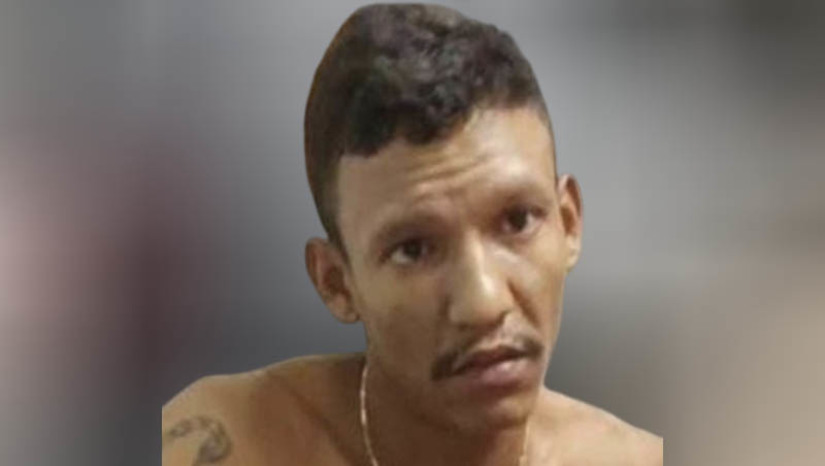 Imagem 1 - Homem é morto a tiros na Seis de Janeiro, em Mossoró; vítima já havia sofrido um atentado anterior. O caso aconteceu próximo à Assembléia de Deus da Rua Seis de Janeiro, no Santo Antônio, por volta das 18h40 desta terça-feira (24). A vítima foi identificada como Francisco Bruno Nascimento da Silva, de 25 anos. Ele havia saído da praça da Catedral, em uma mototáxi, momento antes de ser assassinado. De acordo com o delegado Luís Antônio, os suspeitos teriam começado a atirar nas costas da vítima ainda com o veículo em movimento. Francisco Bruno já havia sofrido um atentado anterior, no Hotel Caraúbas, no Centro da cidade, mas conseguiu se recuperar. Imagem 1 - Homem é morto a tiros na Seis de Janeiro, em Mossoró; vítima já havia sofrido um atentado anterior. O caso aconteceu próximo à Assembléia de Deus da Rua Seis de Janeiro, no Santo Antônio, por volta das 18h40 desta terça-feira (24). A vítima foi identificada como Francisco Bruno Nascimento da Silva, de 25 anos. Ele havia saído da praça da Catedral, em uma mototáxi, momento antes de ser assassinado. De acordo com o delegado Luís Antônio, os suspeitos teriam começado a atirar nas costas da vítima ainda com o veículo em movimento. Francisco Bruno já havia sofrido um atentado anterior, no Hotel Caraúbas, no Centro da cidade, mas conseguiu se recuperar.