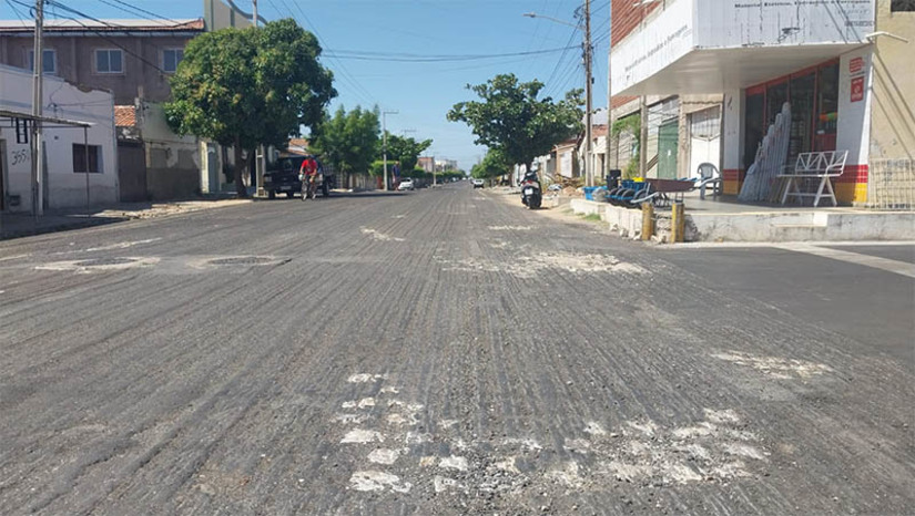 Imagem 1 - Trecho da Alberto Maranhão será interditado a partir desta quinta (26) para instalação de tubulação. A interdição, realizada pela Caern, acontecerá no trecho entre as ruas Luiz Colombo e Antônio Soares do Couto, no Bom Jardim, em Mossoró. O serviço é necessário para assentamento de tubulação nova e como medida preventiva para o período de chuvas. Já no dia 13 de novembro, às 8h, outro trecho da avenida, entre a rua Crockat de Sá e a Delfim Moreira, terá interdição total para assentamento de nova tubulação de esgoto. A previsão é que esse trecho fique interditado até o final da tarde do dia 20 de novembro. A recomendação da Companhia é que os motoristas evitem os trechos durante a execução dos serviços e utilizem vias alternativas existentes na área. Imagem 1 - Trecho da Alberto Maranhão será interditado a partir desta quinta (26) para instalação de tubulação. A interdição, realizada pela Caern, acontecerá no trecho entre as ruas Luiz Colombo e Antônio Soares do Couto, no Bom Jardim, em Mossoró. O serviço é necessário para assentamento de tubulação nova e como medida preventiva para o período de chuvas. Já no dia 13 de novembro, às 8h, outro trecho da avenida, entre a rua Crockat de Sá e a Delfim Moreira, terá interdição total para assentamento de nova tubulação de esgoto. A previsão é que esse trecho fique interditado até o final da tarde do dia 20 de novembro. A recomendação da Companhia é que os motoristas evitem os trechos durante a execução dos serviços e utilizem vias alternativas existentes na área.